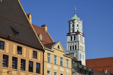 Fototapeta na wymiar Turm der Moritzkirche und Fuggerhaus, Augsburg