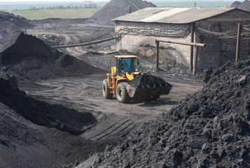 Wheel loader machine loading coal