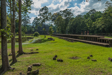 Obraz premium sight of the roadway and the ponds of the mountain pyramid of the baphuon in the archaeological angkor thom place in siam reap, cambodia