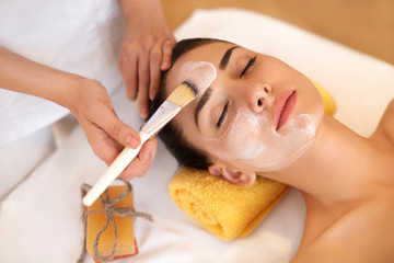 Obraz na płótnie Canvas Face Treatment. Woman in Beauty Salon Gets Marine Mask