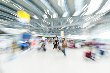 Obraz premium Blurred background : Traveler at airport terminal blur backgroun