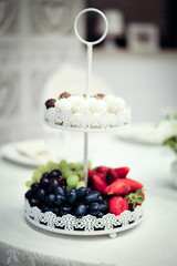 etagere mit obst und süßigkeiten