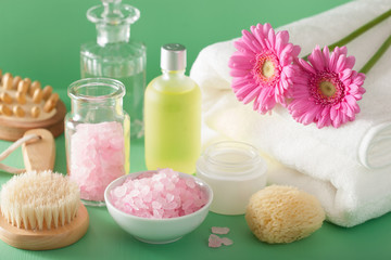 Obraz na płótnie Canvas spa aromatherapy with gerbera flowers essential oil brush