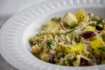 Rice salad with veggies, apples and chickpea 