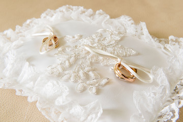 Cuscinetto porta fedi con due fedi in oro © vpardi