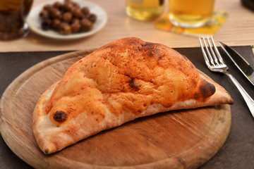 Pizza frita e ingredientes.Pan relleno estilo pizza.