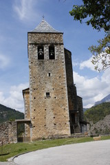 Fototapeta na wymiar Iglesia en Badaín, Ordesa, Pirineos