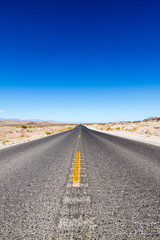 Naklejka premium Death Valley Road