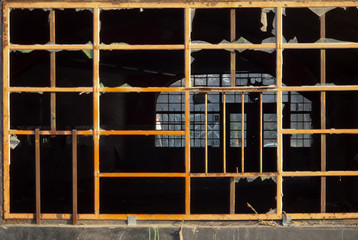 Ruine - ausgediente Lagerhalle mit zerbrochenen Fensterscheiben