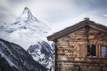 Photo sur Plexiglas Cervin Swiss Chalet in front of Matterhorn