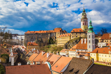 Obraz premium Cesky Krumlov castle with dramatic stormy sky, Czech Republic