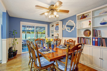 Beautifully decorated dinning room.