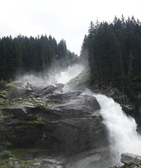 Górski wodospad rzeczny – kaskada skalna (waterfall)