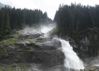 Obraz premium Górski wodospad rzeczny – kaskada skalna (waterfall)