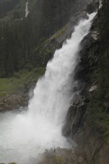 Naklejka premium Górski wodospad rzeczny – kaskada skalna (waterfall)