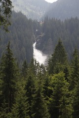 Naklejka premium Górski wodospad rzeczny – kaskada skalna (waterfall)