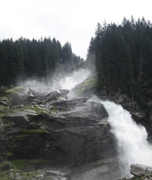 Fototapeta Górski wodospad rzeczny – kaskada skalna (waterfall)