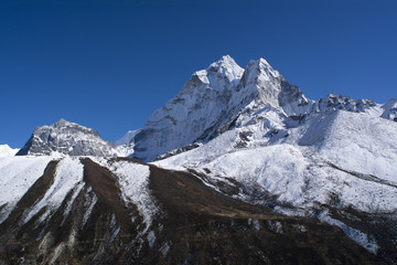 名峰アマダブラム