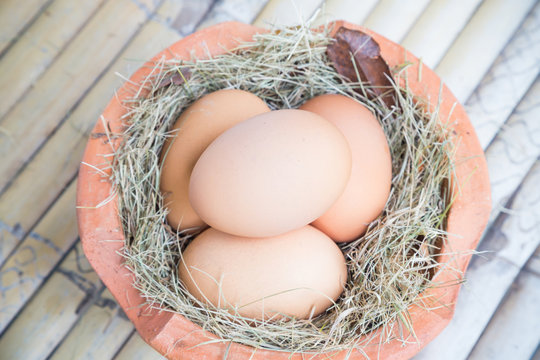 Eggs in hay and pottery