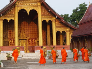 Morning Alms giving Ceremony in Luang Prabang, Laos - Almosengang. Mönche und laotische Tempel. 