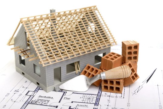 Haus mit Plan und Ziegelsteinen