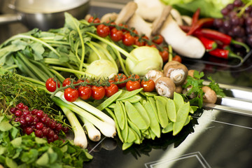 Küche, bzw. Mensa mit Gemüseanordnung auf Edelstahl