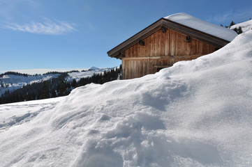 chalet bois dans la neige 