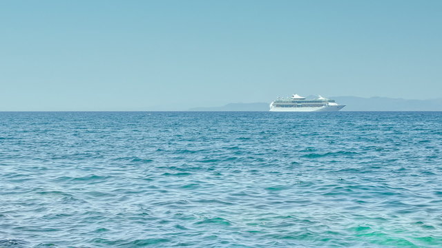 View white cruise ship in the sea time lapse