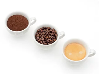 Fotobehang drei Tassen mit Kaffee, Kaffeebohnen und Kaffeepulver © lumen-digital