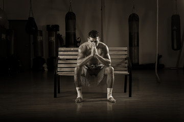 Boxeur in bianco e nero su sfondo nero