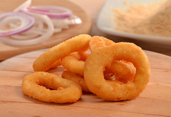 Snacks de aros de cebolla e ingredientes.