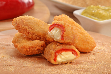 Bocadillos rellenos de queso mozarella con jalapenos.