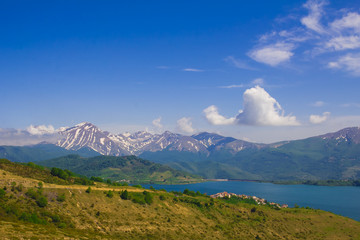 Vista dall'alto del lago di Campotosto