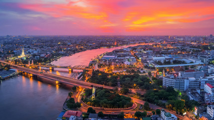 Obraz premium Phra Phuttha Yodfa Bridge view of Bangkok