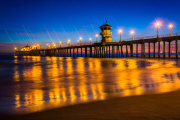 Fototapeta na wymiar The pier at night, in Huntington Beach, California.