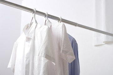 洗った衣類を部屋干ししている様子