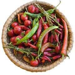 peperoncini piccanti in cesto di vimini
