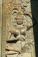 Fototapeta na wymiar bas-relief of a devata in the archaeological place of angkor wat in siam reap, cambodia