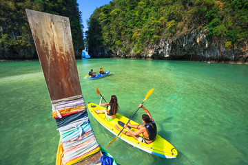 Naklejka premium Traveller are kayaking at a beauty sea Koh-Hong Krabi Province