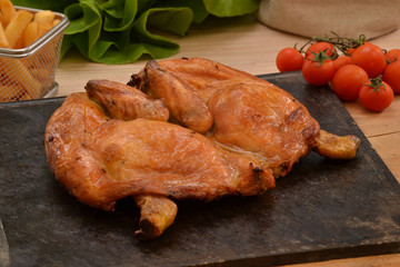 Pechuga de pollo a la plancha e ingredientes.