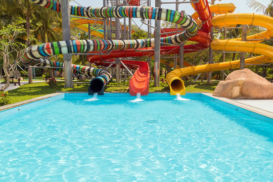 Fototapeta water slike on outdoor swimming pool