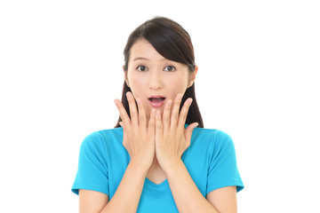 驚いた表情の女性