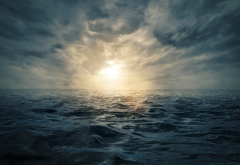 Obraz premium Zachód słońca na wzburzonym morzu