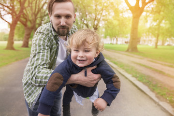 Fototapeta premium Playing with daddy in the park