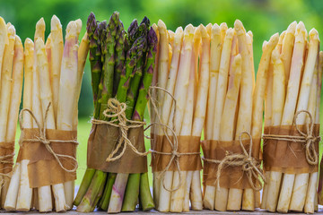 Asparagus - bunches of white and green asparagus - obrazy, fototapety, plakaty