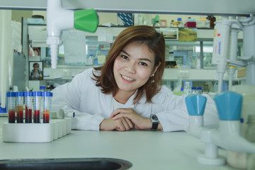 Obraz premium Young female tech or women science working and holding pipette in biological laboratory