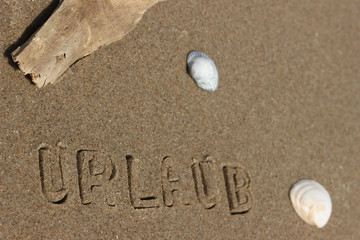 Schriftzug Urlaub im Sand
