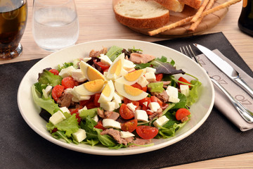 Fresca ensalada de vegetales con huevo
