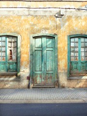 Idyllischer Altbau im Sonnenlicht