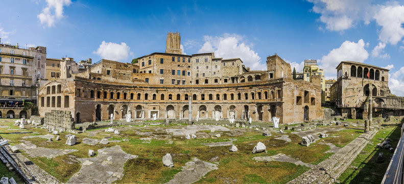 Mercati Traiani.
Panoramica dei mercati Traiani e degli antichi fori imperiali.
